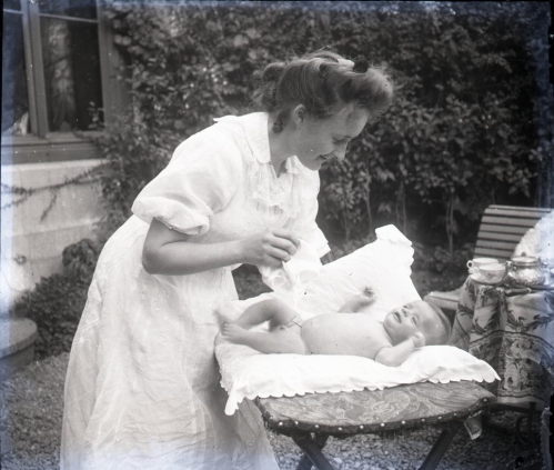1907 Mimi et sn bebe PlaqueA-028.jpg