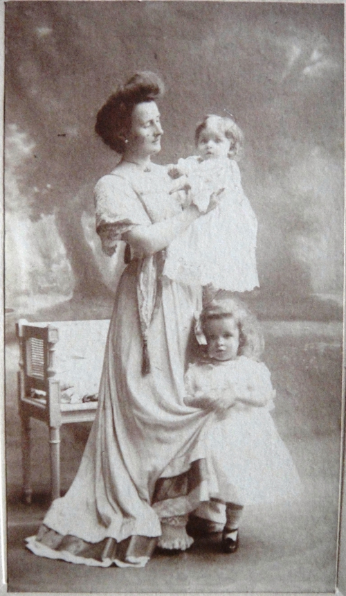 1909 Mimi Cuny avec Andre et Noelle-DSC04682 ROGNE REVU.jpg
