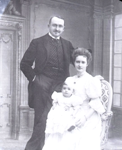 1908 photo andre et ses parents.png