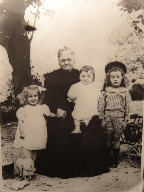1911 Clémentine Cuny avec ses petits-enfants Cuny Noëlle Robert et André-DSC04723 CADRE.jpg