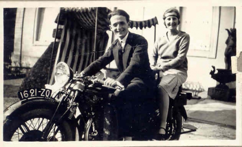 1928 Paques Robert et Noelle en moto.jpg