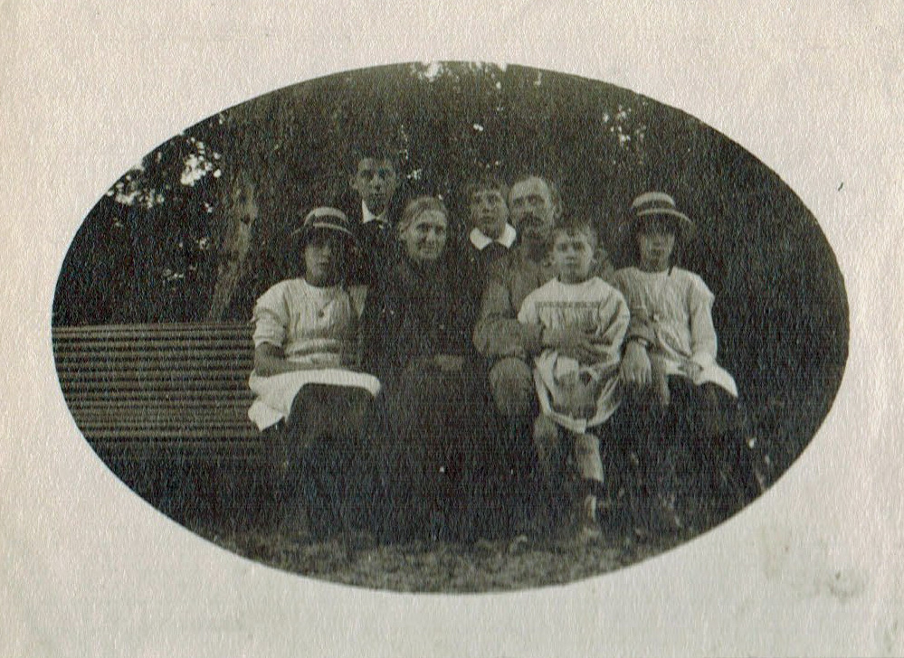 1915 St Jorioz Edouard Mère Zi et les enfants  Favre A1-28-06 Photoshop.jpg