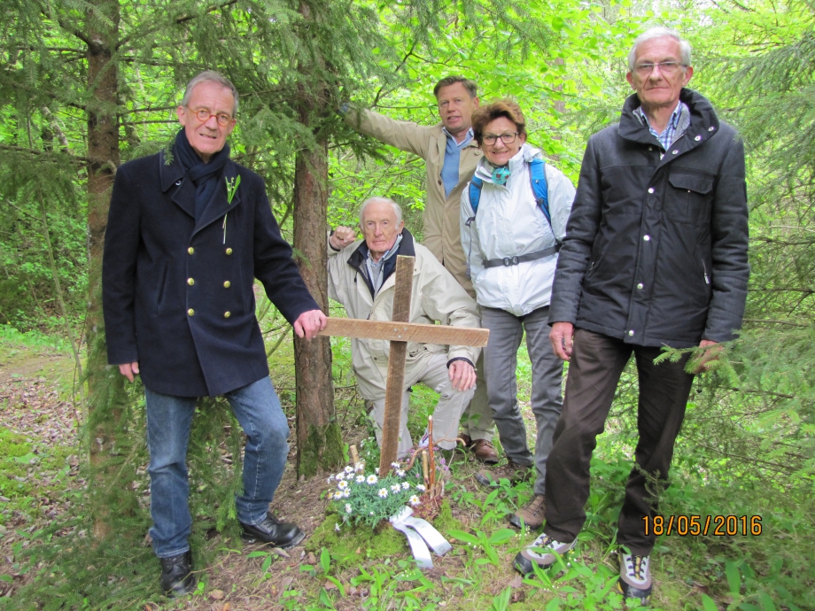 N°16 rassemblement derrière la tombe.JPG