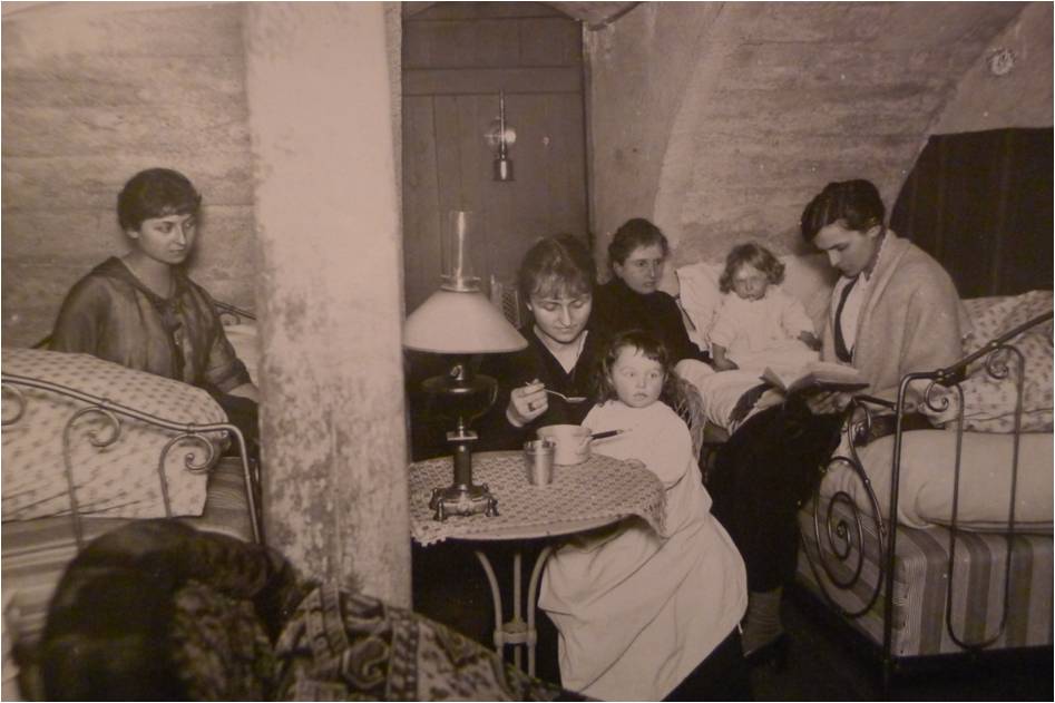 1917 Famille Vautrin dans la cave Cours Léopold-Yvonne Madeleine Marguerite et 2 fillettes.jpg