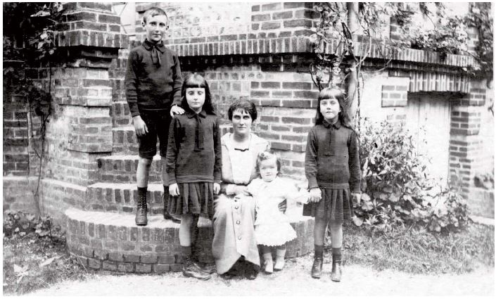 5-1 Ginette et ses enfants à Houlgate.JPG