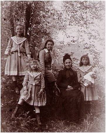 Gercourt 1 Image1 Mme Vautrin et ses 4 petites-filles.jpg