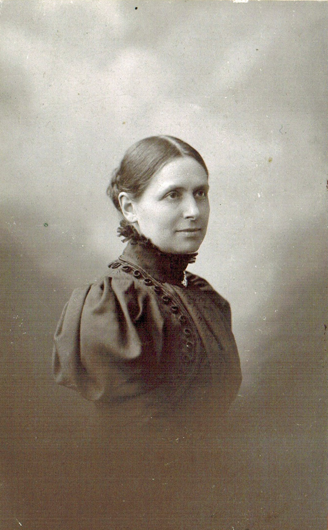 4-1900 Louise Favre-Callies Photoshop PNG.png