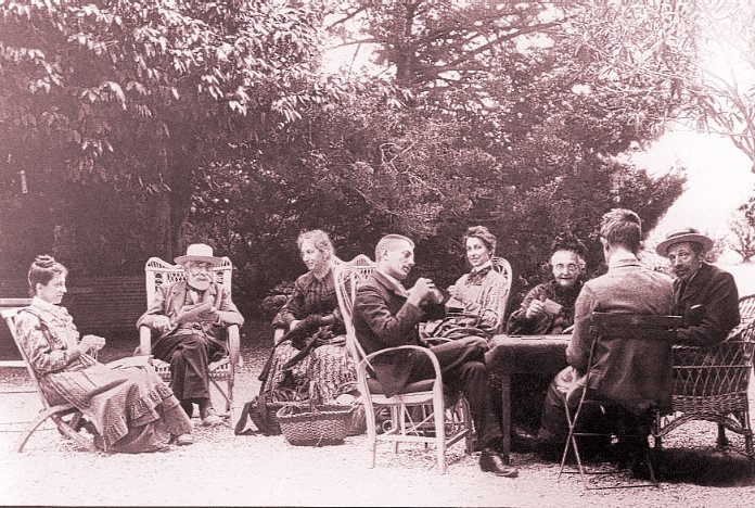 7-1904-1905 Callies Après-midi sur la terrasse vieille maison saintjorioz.jpg