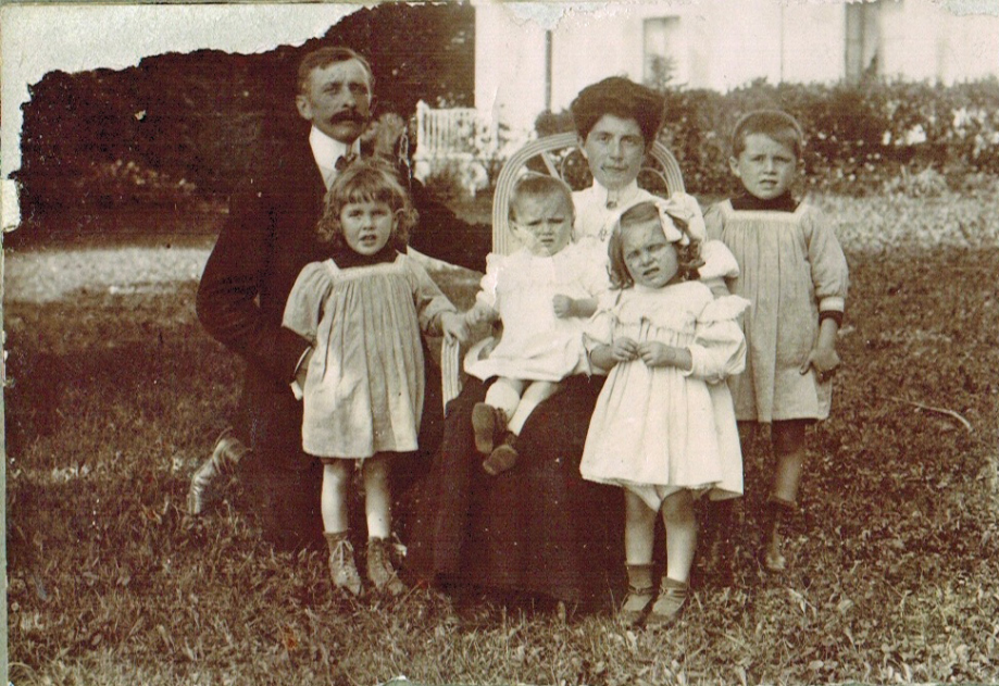 24-1908 - Famille Favre Pringy A1-27 -04 Photoshop PNG.png