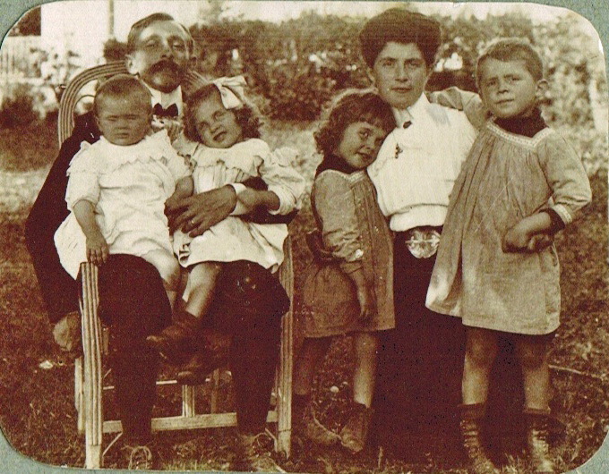 25-1908 Papa et ses deux filles - Maman et ses deux fils - Pringy A1-27-07 Photoshop PNG.png