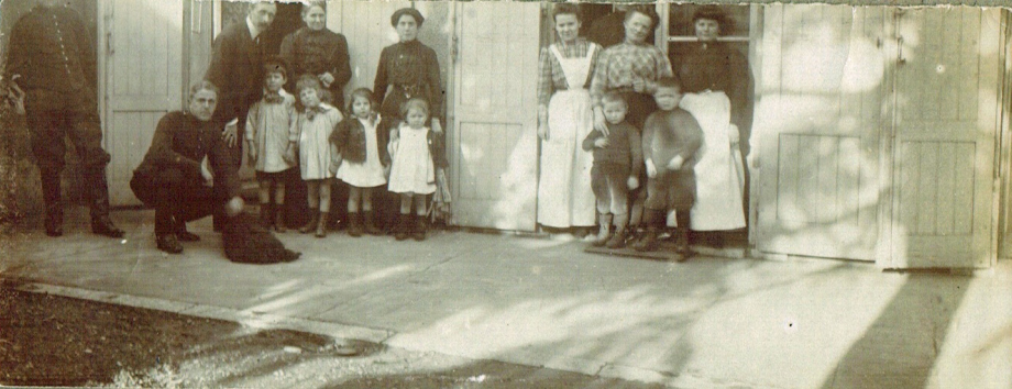 26-1908 -Valence- Papa mère Zi Maman les quatre petits l'ordonnance les bonnes et le chien Grillon - A1-27-09.png