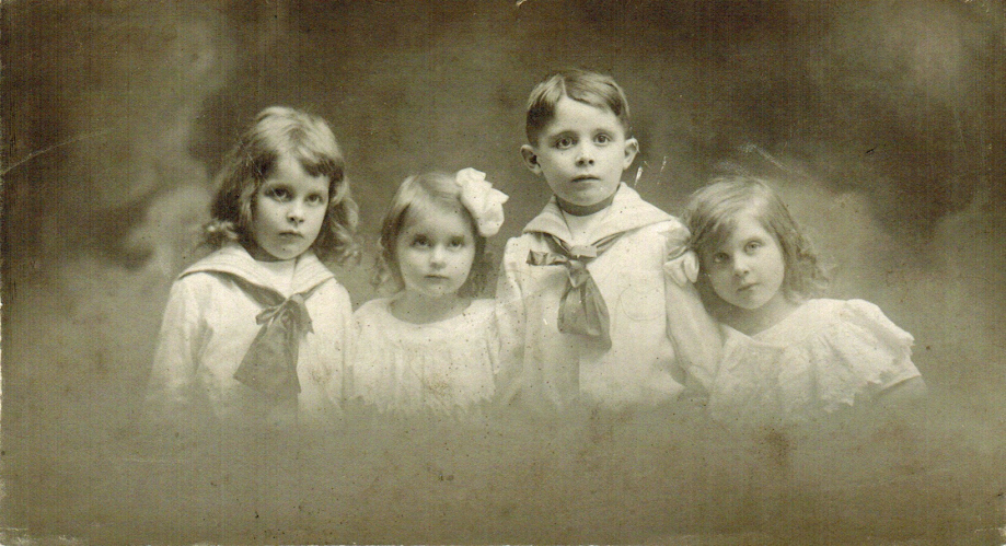 28-1910 - Enfants Favre Photoshop PNG.png