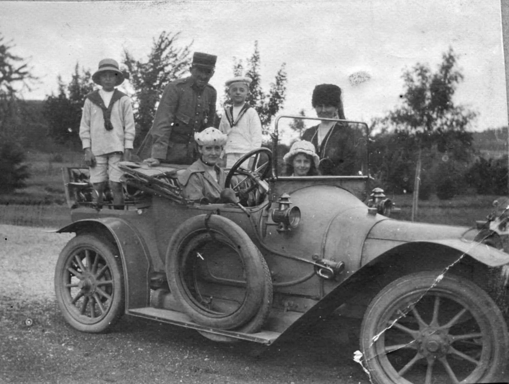 1917-2-Cuny dans Auto N&B-040 Corrigee rognee.jpg