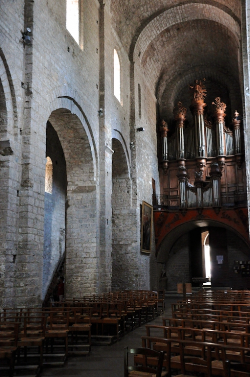 St Guilhem abbaye intérieur.jpg