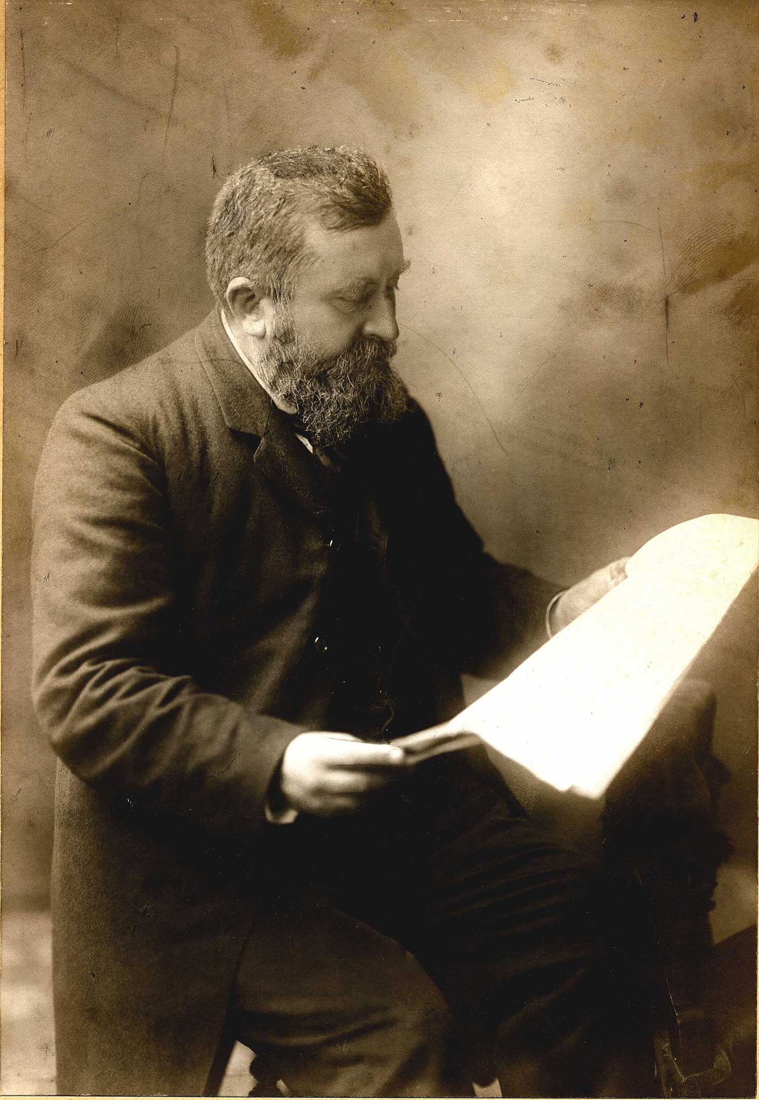 Jean_Jaurès_lisant_-_photo_Henri_Manuel.jpg