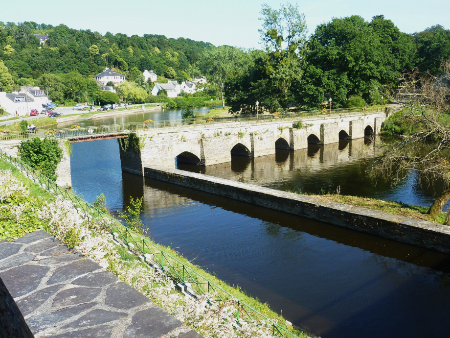 Châteauneuf-du-Faou_32_Le_Pont_du_Roy_(réaménagé_pour_le_canal_de_Nantes_à_Brest)