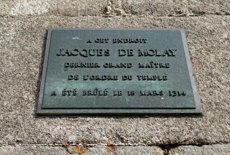 Placa_en_el_lugar_de_ejecución_de_Jacques_de_Molay