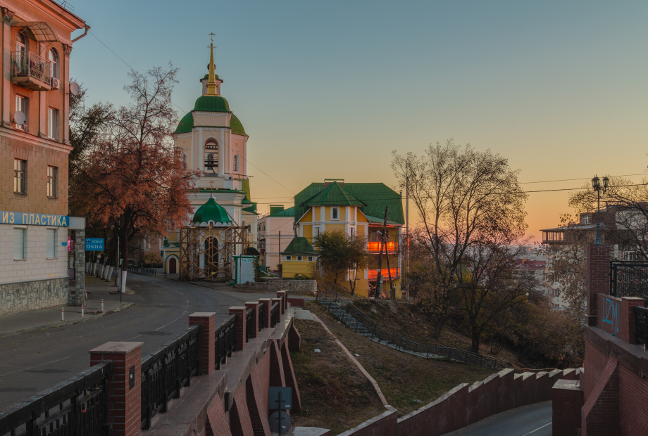 Voskresenskaya_church_in_Voronezh_(view_from_Stone_Bridge,_2015)