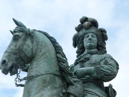 la statue équestre de Louis XIV à l'entrée