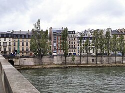 Quai_Voltaire_Paris.jpg