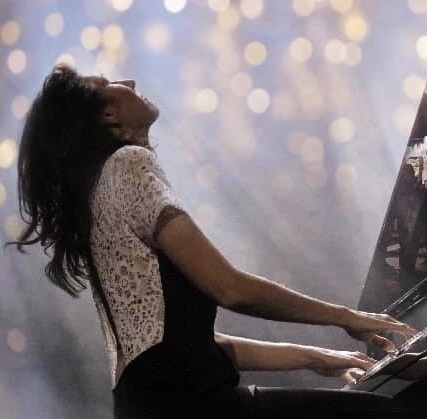 valerie marie au piano.jpg