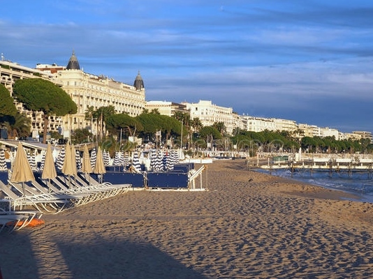 beach-famous-hotels-along-promenade-de-la-croisette-cannes-f-france-french-riviera-87147654.jpg