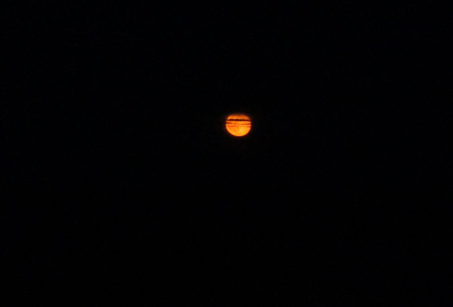 Une Lune rouge au dessus de l'horizon