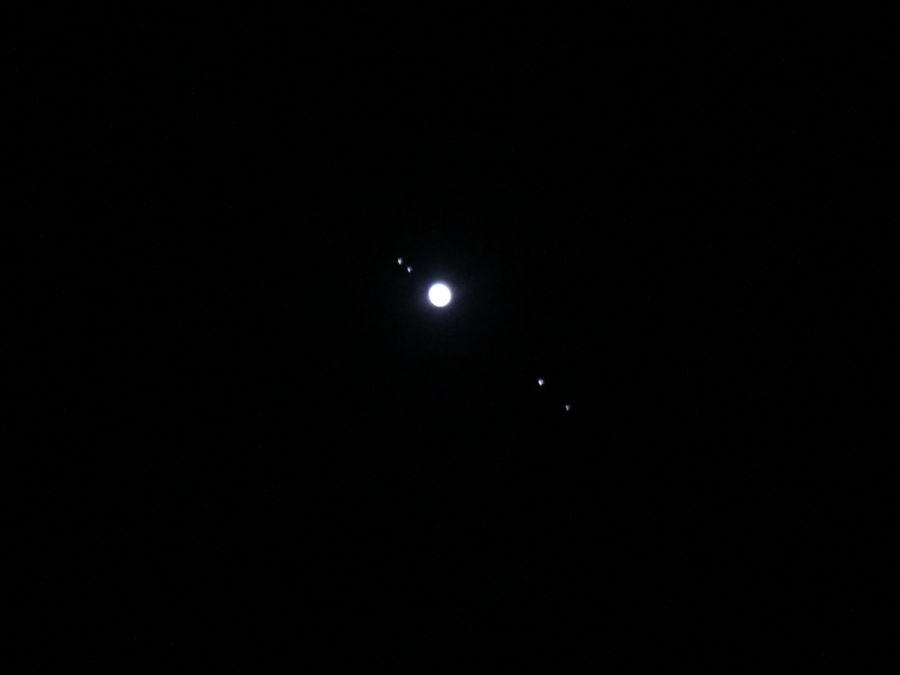 Jupiter et ses satellites en surexpo ! On peut distinguer le plus vers le bas, Callisto et Ganymède