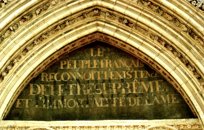 Tagg révolutionnaire sur le fronton de l'église de GONESSE