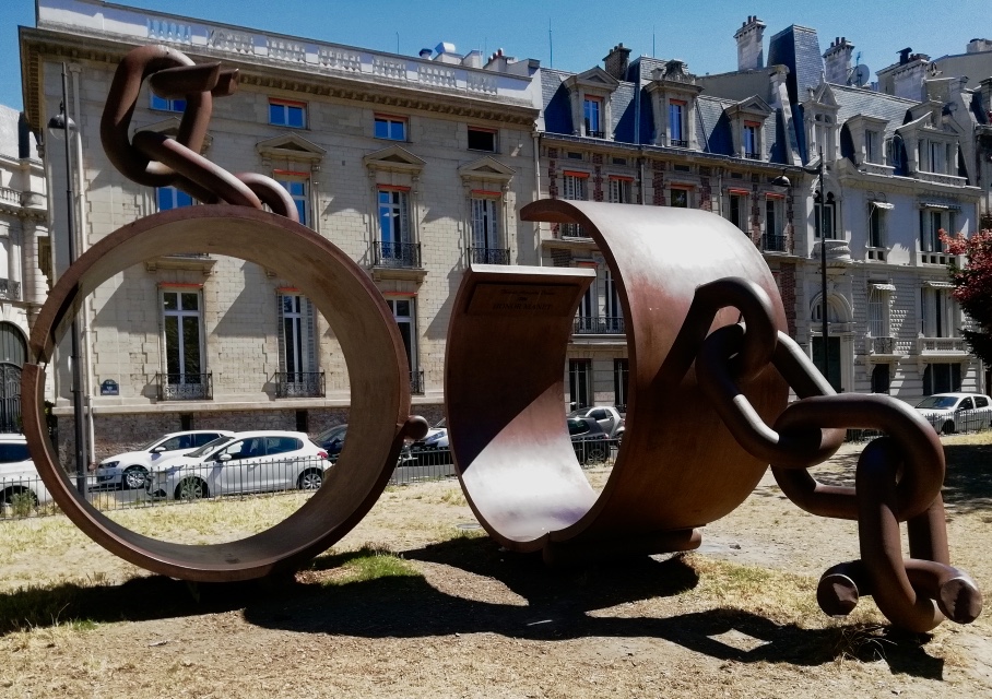 PARIS 17ème - HOMMAGE À ALEXANDRE DUMAS, PLACE MALESHERBES