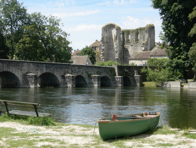 la tour Ganne dominant la rivière à GREZ SUR LOING