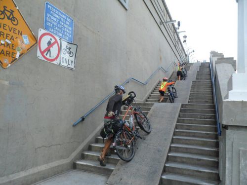 Pour les escaliers pietons vélos c'est  pas  mal  mais on doit pouvoir faire mieux