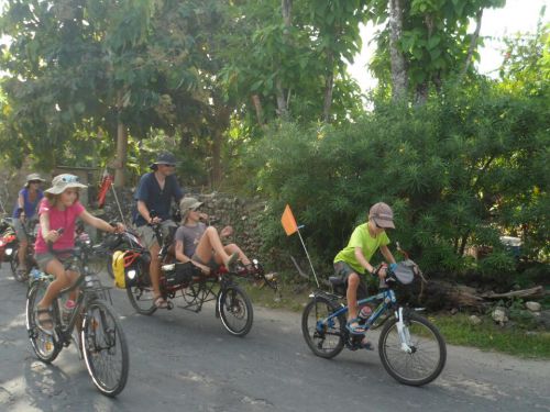 Jeanne en tandem avec Jérôme,  Justin au guidon de vélo  de Nans et Emma chevauchant  le vélo  de Jeanne