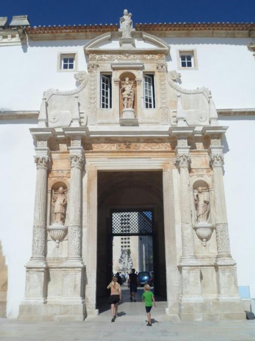 l'entrée  de l'ancienne bibliothèque et faculté de Coimbra, la plus ancienne d'Europe