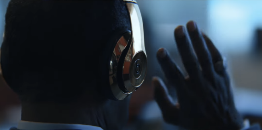 Denzel-Washington-wears-gold-Beats-heapdhones-in-Highest-2-Lowest-1020x506.png