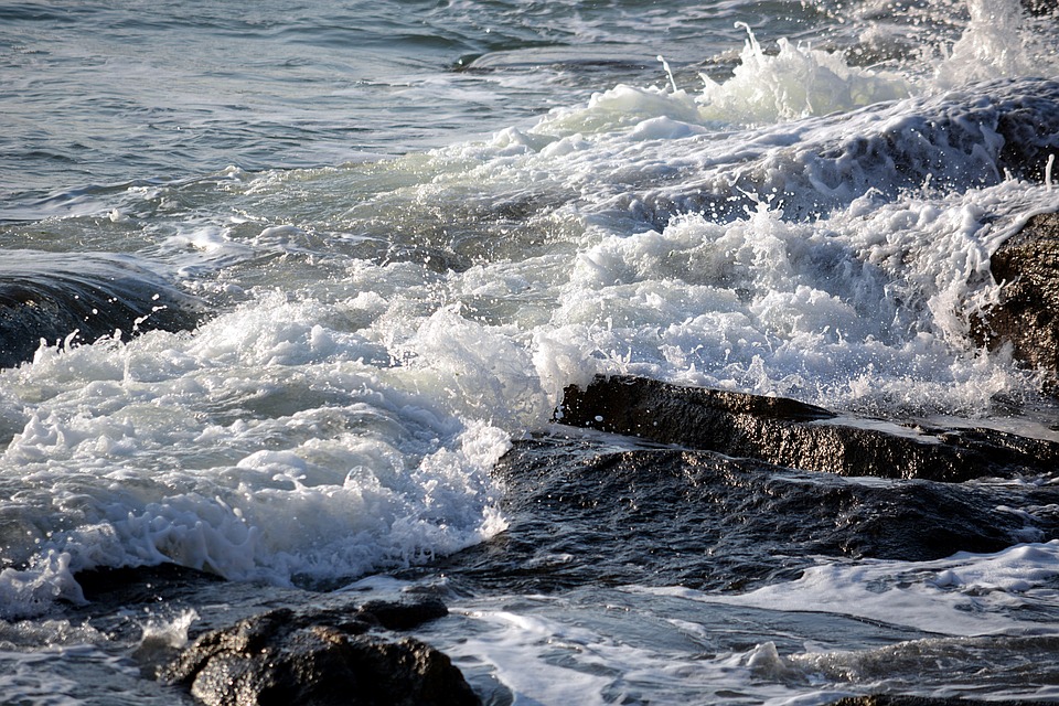 La mer sur les rochers.jpg