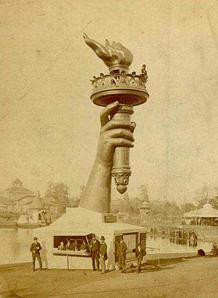 Bras-de-la-statue-de-la-liberte-1876-Philadephie.jpg