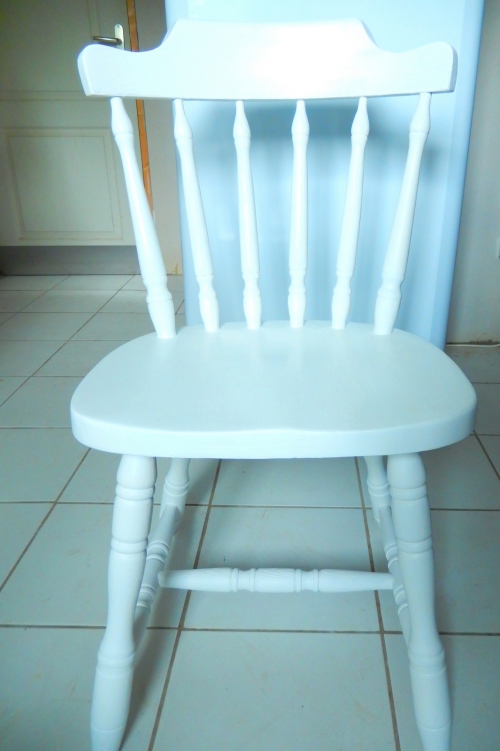 chaise restaurée peinte en blanche