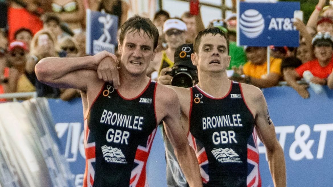 alistair-brownlee-aide-frere-triathlon.jpg