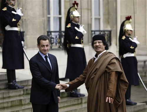 khadafi   reçu  par  sarko  a l'élysée.jpg