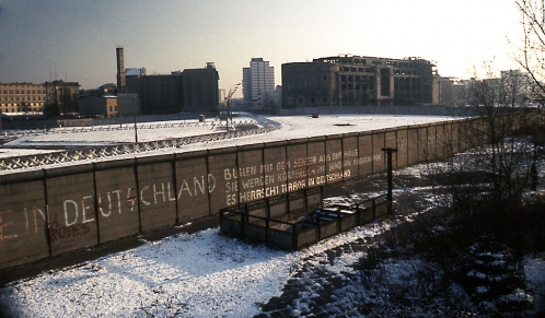 1024px-Berlin_Wall_Potsdamer_Platz_November_1975_looking_east.jpg