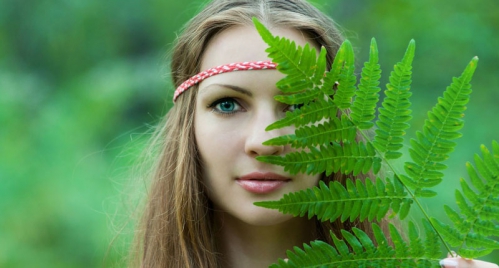 Young-pagan-Slavic-girl-with-fern-leaf-Shutterstock-800x430.jpg