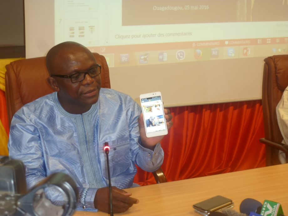 M. Rémy Fulgence Dandjinou ministre de la Communication porte-parole du Gouvernement a procédé au lancement officiel  d'Agribusiness TV.JPG