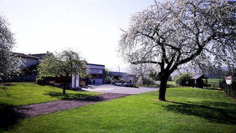 l-aire-se-situe-dans-un-vignoble-une-boutique-de-vente-un-bar-permettent-meme-de-gouter-les-crus.jpg