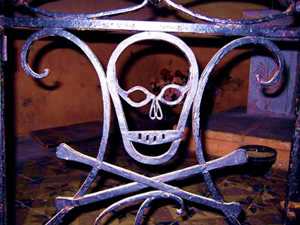 skull-and-bones---Bugarach-.jpg