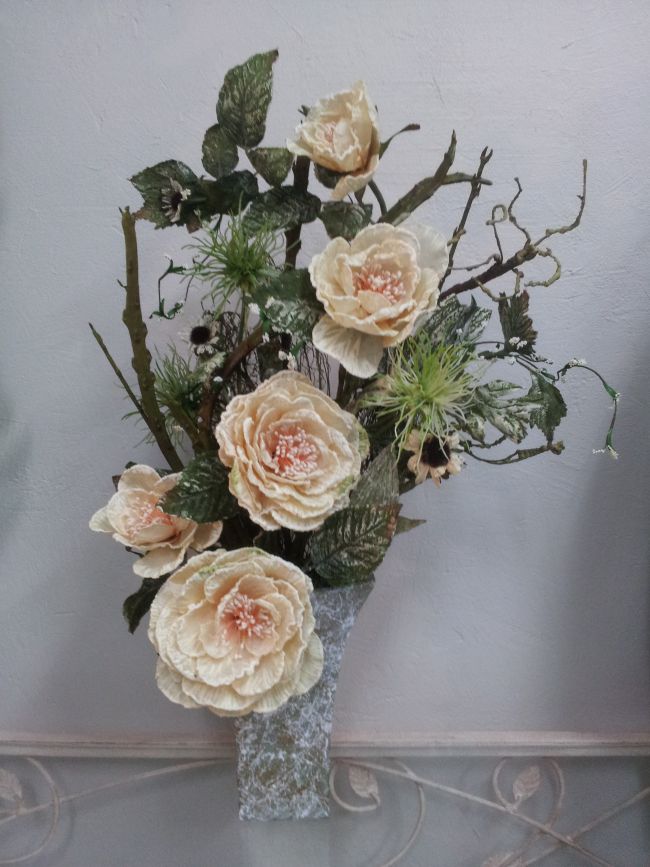 Roses effet givré, branche cadstus et aliums dans vase ciment peint effet marbré. Hauteur 62 cm.