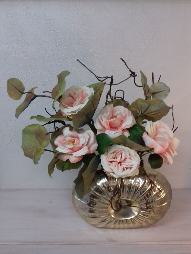 Bouquet de roses, branche de galax et tortueux sur vase céramique...hauteur 42cm.
