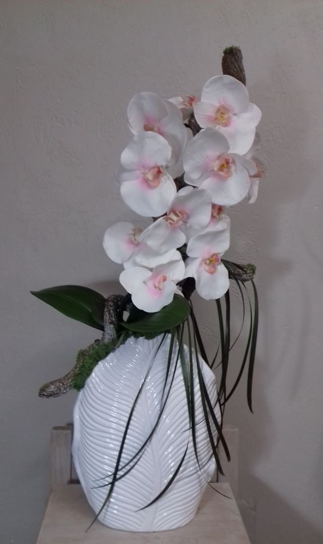 Orchidée blanche et rose pâle sur ratan blanchi dans un vase en résine. Hauteur 73cm.