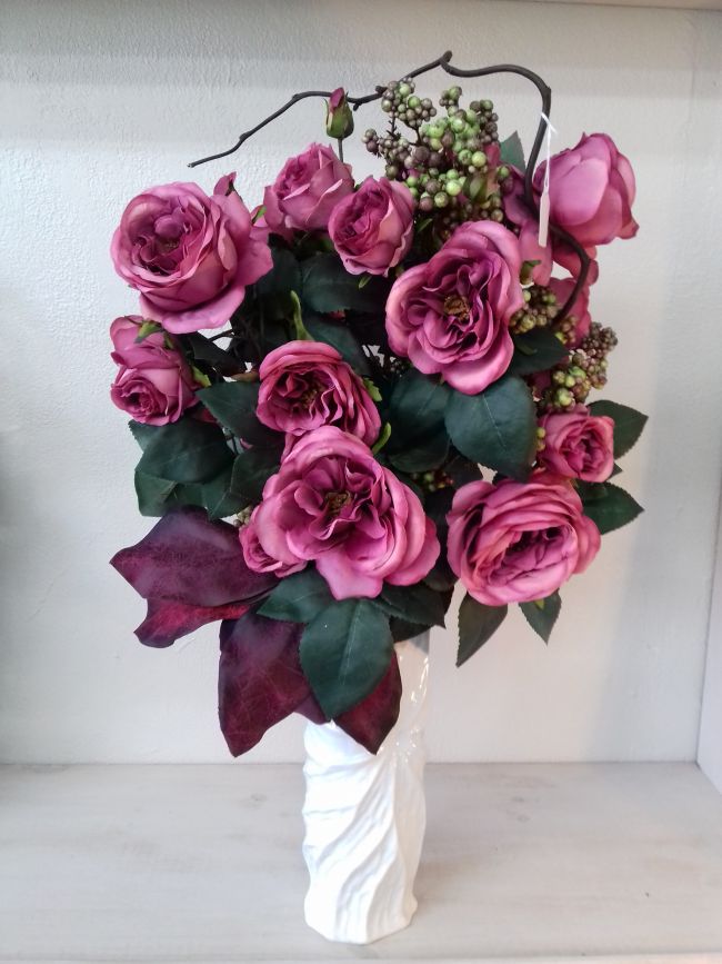 Bouquet de roses et noisetier....hauteur 65 cm.
