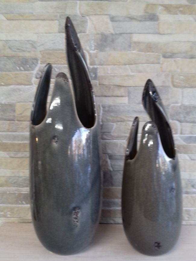 Vases céramique marron glacé vendus séparément. Hauteur : 42 cm et 32 cm.